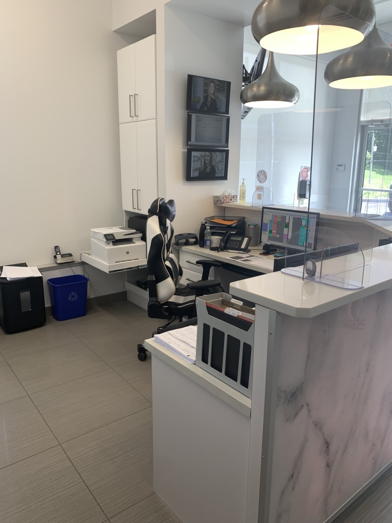 Le comptoir de réception chez Centre Dentaire Dre Guylaine Raymond