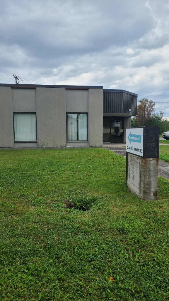 Porte d'entrée au Centre Dentaire et d'Implantologie Chicoutimi-Nord