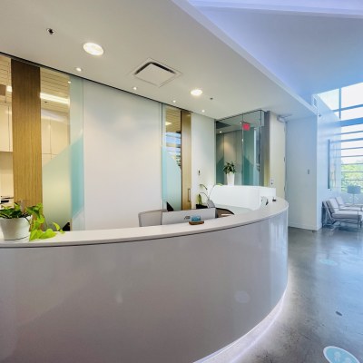 Bureau de réception chez Aura Clinique Dentaire Élite