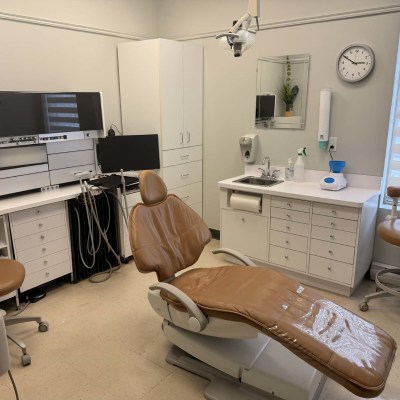 Salle de traitement chez Clinique dentaire Beaumont, Michaud et Associés