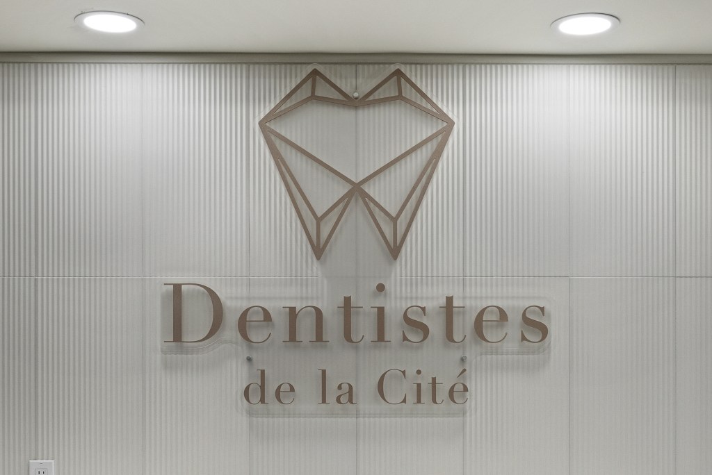 Enseigne de la clinique dentaire