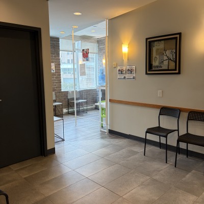Waiting area at Santé dentaire Richard Bélanger