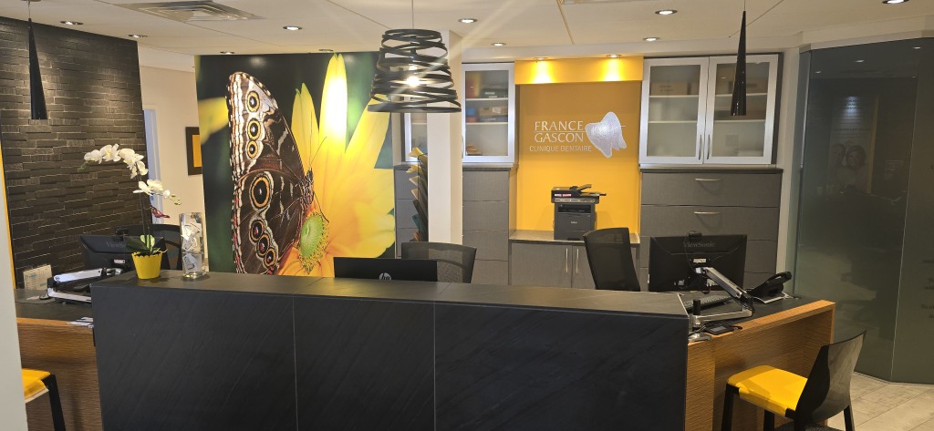 Reception desk at Clinique Dentaire France Gascon