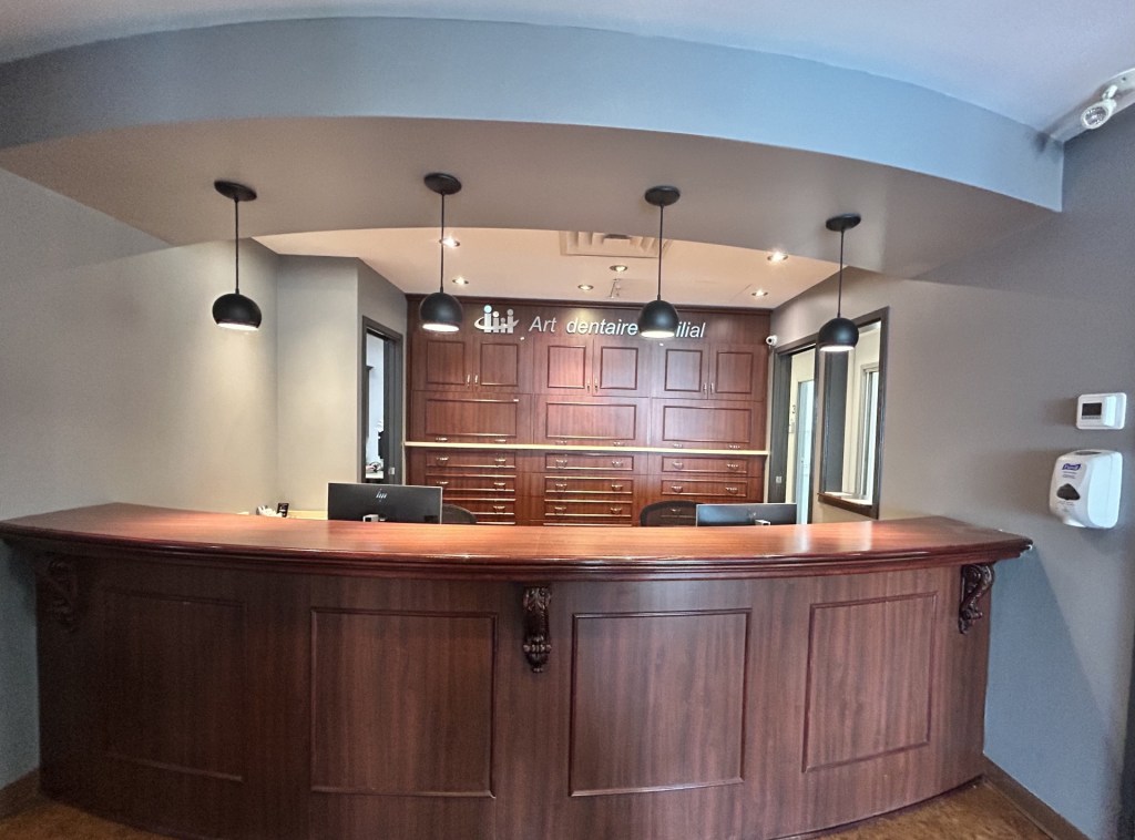 Reception desk at Art Dentaire Familial