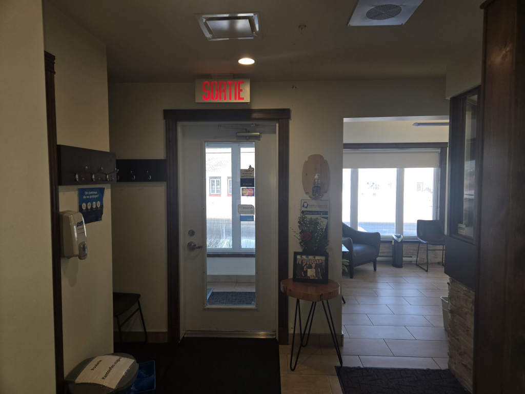 Salle d’attente chez Clinique Dentaire Carleton-sur-Mer